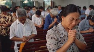 Gambar Orang Sedang Berdoa Di Gereja